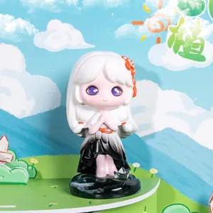 Vue détaillée d'une adorable figurine en résine de style chinois classique aux cheveux blancs
