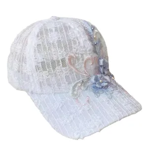 Gorra de béisbol de encaje blanco con elegantes bordados florales y perlas