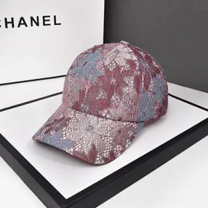 Vista dettagliata di un cappello da baseball ricamato con fiori per donna su un espositore