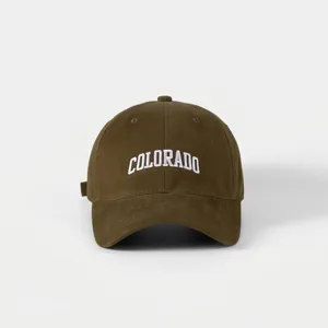Nahaufnahme einer braunen gewaschenen Baumwoll-Baseballkappe mit Colorado-Stickerei