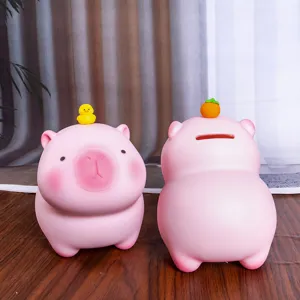 Vistas detalladas de huchas de carpincho rosa con ranura para monedas y diseños