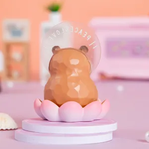 Vue détaillée d'une figurine d'animal sur une base de lotus rose avec auréole.