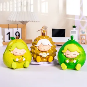 Gedetailleerde close-up van drie schattige harsbeeldjes van fruitpersonages in thema
