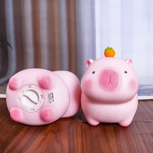 Primer plano de hucha de carpincho rosa con tapón extraíble en la parte inferior