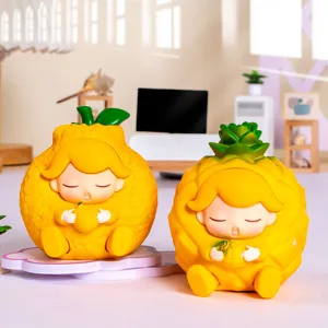 Detailopname van schattige sinaasappel en ananas harsfiguurtjes uit blind box serie