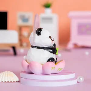 Vue détaillée d'une figurine de panda géométrique sur une base de fleur de lotus rose