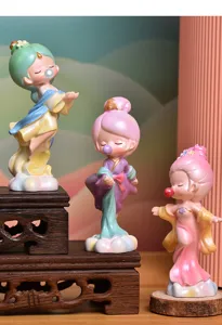 Primer plano de tres lindas figuras de caja ciega de hada voladora de Dunhuang