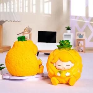 Detailoverzicht van een schattig ananasbeeldje uit de Vitamin C blind box collectie.