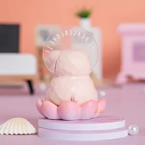 Vue arrière d'une figurine d'ours rose sur base de lotus avec détail du halo Peace and Love