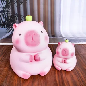 Detalle de dos huchas de carpincho rosa de diferentes tamaños en un suelo de madera