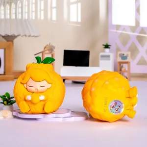 Detailopname van een schattig geel harscitrusfiguur met een getextureerde sinaasappelschil
