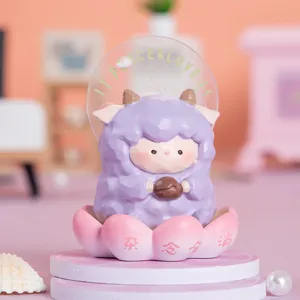 Petite figurine de mouton moine violette sur une base de lotus rose avec texte