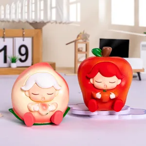 Gedetailleerde opname van schattige perzik en appel hars blind box figuren