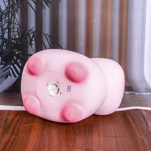 Detalle inferior de la hucha de carpincho rosa con tapón de extracción seguro de monedas