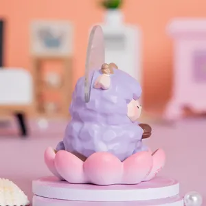 Vue de côté d'une figurine d'animal violette assise dans une base de fleur de lotus rose