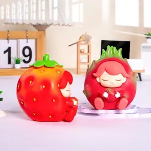 Detailopname van schattige aardbeien en drakenvruchten slapende baby harsfiguren.