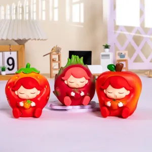 Drie schattige fruit-thema blind box beeldjes: aardbei, pitaya en appel van dichtbij.