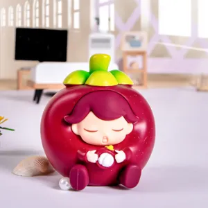 Gedetailleerde macro-opname van een schattig mangostan-harscartoonfiguurtje voor blinde dozen