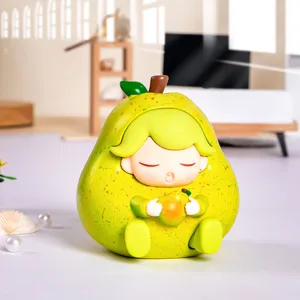 Detailopname van een schattig harsbeeldje in een groen perenpak voor bureaudecoratie