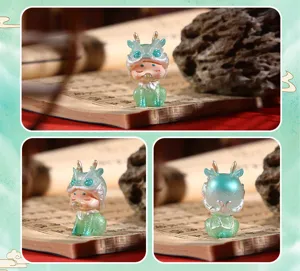 Gedetailleerde meerhoekige weergaven van een groene geluksdier figuur met glitter afwerking