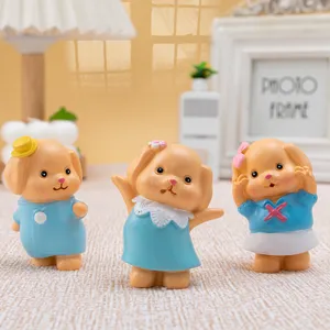 Set mit drei niedlichen Comic-Hundefiguren aus Harz in blauen Outfits für Schreibtisch-Deko