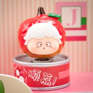 Gedetailleerd macro-aanzicht van een schattige blind box figuur met lychee-thema