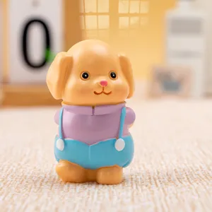 Detailansicht einer niedlichen Hunde-Harzfigur in lila und blauem Outfit