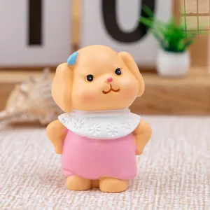 Nahaufnahme einer süßen Hunde-Figur aus Harz mit rosa Outfit und feinem Spitzenkragen.