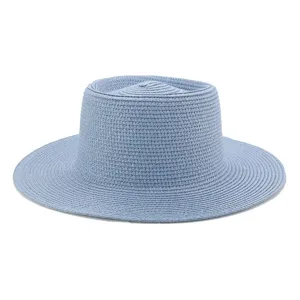 Dettaglio di un cappello di paglia a testa piatta celeste per le attività estive.