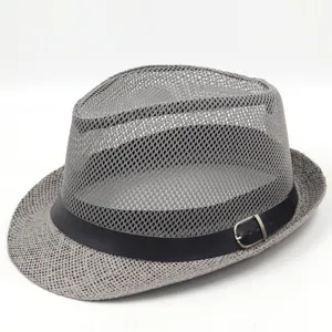 Gros plan d'un chapeau fedora en maille grise respirante avec bandeau en similicuir noir
