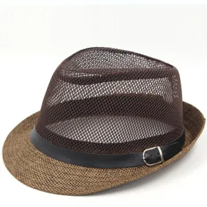 Gros plan d'un chapeau fedora d'été respirant avec bord en paille et boucle