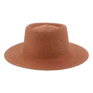Vista dettagliata del cappello di paglia marrone a tesa larga per il sole estivo
