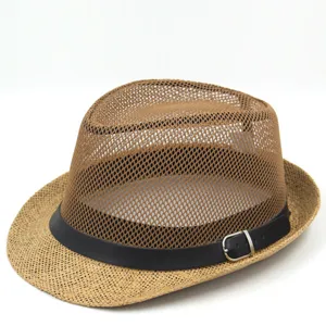 Vue détaillée du chapeau fedora en paille avec calotte en maille et boucle élégante