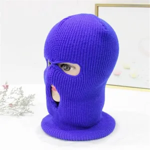 Nahaufnahme einer blauen dreiloch gestrickten Sturmhaube für winterliche Wärme.