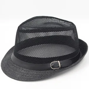 Vue détaillée d'un chapeau fedora noir en mesh respirant avec bord en paille et boucle