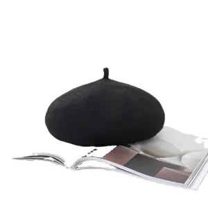 Berretto classico in lana nera da donna stile pittore minimalista con calda trama in feltro