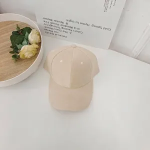 Minimalistische beige Baseballkappe aus Wildlederimitat mit klassischem Sechs-Panel-Design