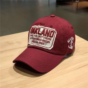 Vista dettagliata di un berretto da baseball bordeaux con ricamo Oakland vintage