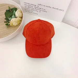 Detaillierte Draufsicht auf eine minimalistische orangefarbene Wildleder-Baseballkappe