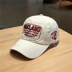 Vista dettagliata di un cappello da baseball bianco con ricamo Oakland e ancora