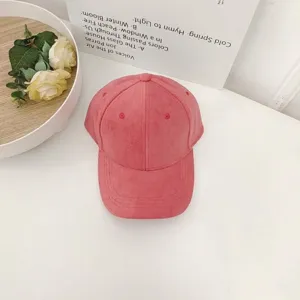 Detaillierte Makroansicht der rosa Wildlederimitat Baseballkappe Textur und Nähte