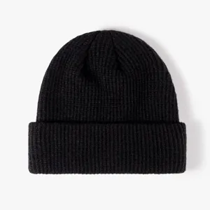 Gros plan d'un bonnet en maille côtelée noire classique avec revers pour l'hiver