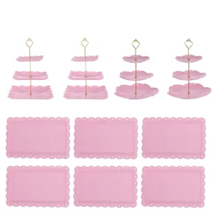 Detailansicht rosa Kunststoff-Kuchenständer und rechteckige Tabletts für Desserttische.