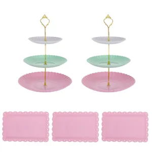 3-stöckige Etagere und rosa rechteckige Tabletts Set für Party-Kuchenpräsentation.