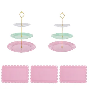 Detailansicht von dreistöckigen Tortenständern und rosa Tabletts für eine tolle Dessertbar.