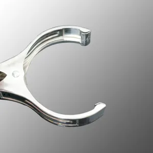 Edelstahl Bettdeckenklammer Detail, winddichte Wäscheklammer, robustes Metallteil für Wäsche.
