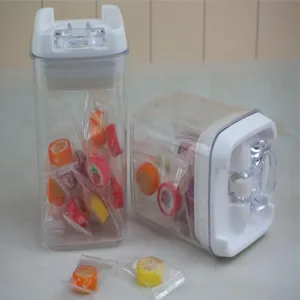 Détail d'une boîte de rangement de cuisine hermétique en plastique avec des bonbons