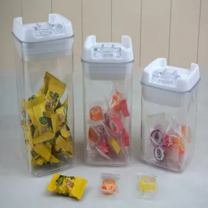 Lot de trois bocaux de rangement hermétiques transparents remplis de bonbons variés
