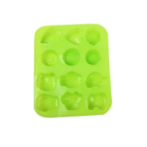 Vista dall'alto di uno stampo in silicone verde lime a 12 cavità con varie forme.