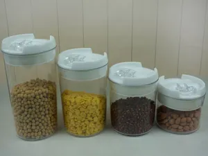 Lot de quatre bocaux de stockage de cuisine hermétiques de différentes tailles.